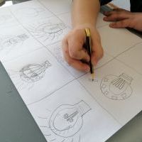 Warsztaty plastyczne w OKC Rozwijamy spostrzegawczość, kreatywność oraz twórcze myślenie. Doskonalimy umiejętności manualne, wzmacniamy poczucie własnej wartości. Nie ogranicza nas wyobraźnia.