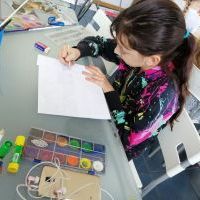 Warsztaty plastyczne w OKC Rozwijamy spostrzegawczość, kreatywność oraz twórcze myślenie. Doskonalimy umiejętności manualne, wzmacniamy poczucie własnej wartości. Nie ogranicza nas wyobraźnia.