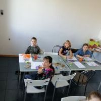 Warsztaty plastyczne w OKC Rozwijamy spostrzegawczość, kreatywność oraz twórcze myślenie. Doskonalimy umiejętności manualne, wzmacniamy poczucie własnej wartości. Nie ogranicza nas wyobraźnia.