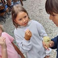 Warsztaty wyplatania wianków świętojańskich z polnych ziół i kwiatów, poznajemy obrzędy Nocy Świętojańskiej, pleciemy wianki (13)