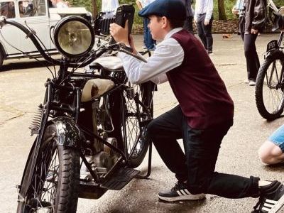 Sesja zdjęciowa stylizowana na lata 20.XX wieku. w ramach Konkursu Wiedzy o Powstaniach Śląskich (10)