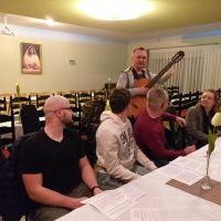 Trwa próba chóru na czuwanie Taize. (1)
